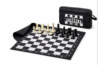 بازی شطرنج پارچه‌ای با مهره‌های پلاستیکی + کیف زیپ‌دار | سبک، آموزشی و قابل‌حمل